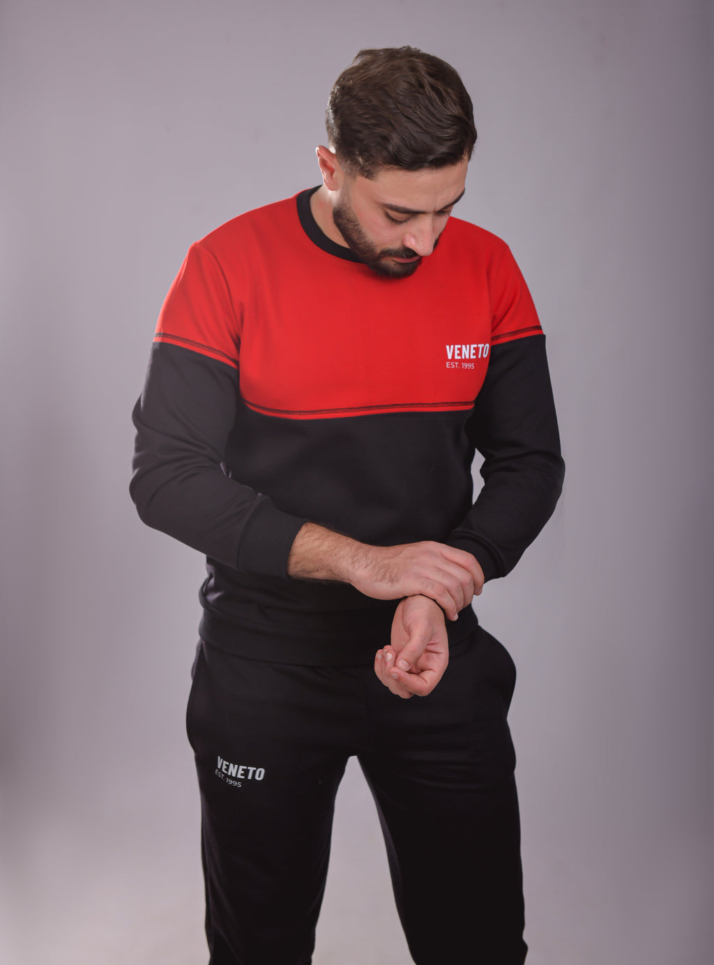 طقم بيجامة مريح باللون الأسود