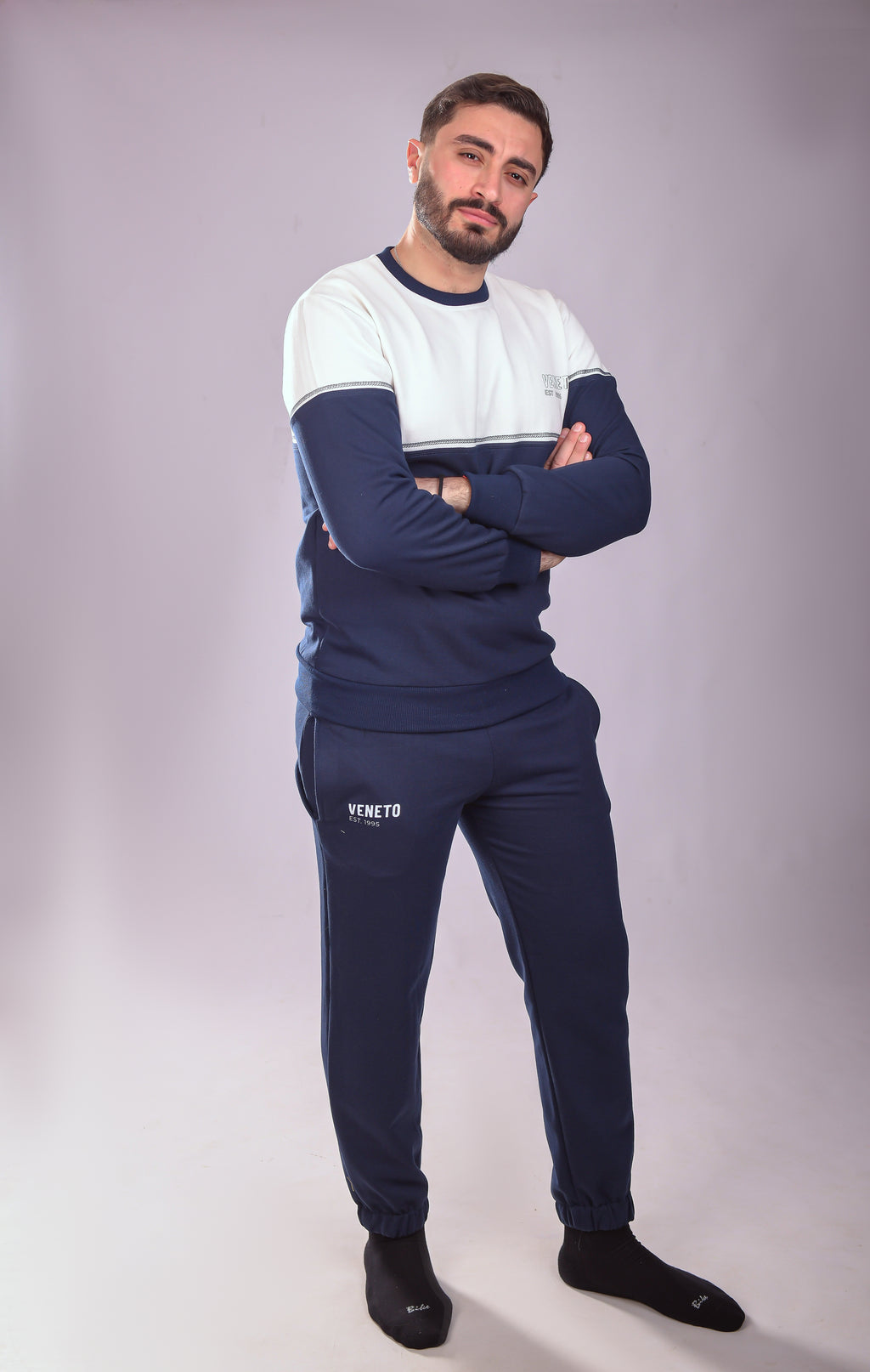 طقم بيجامة مريح باللون الأسود