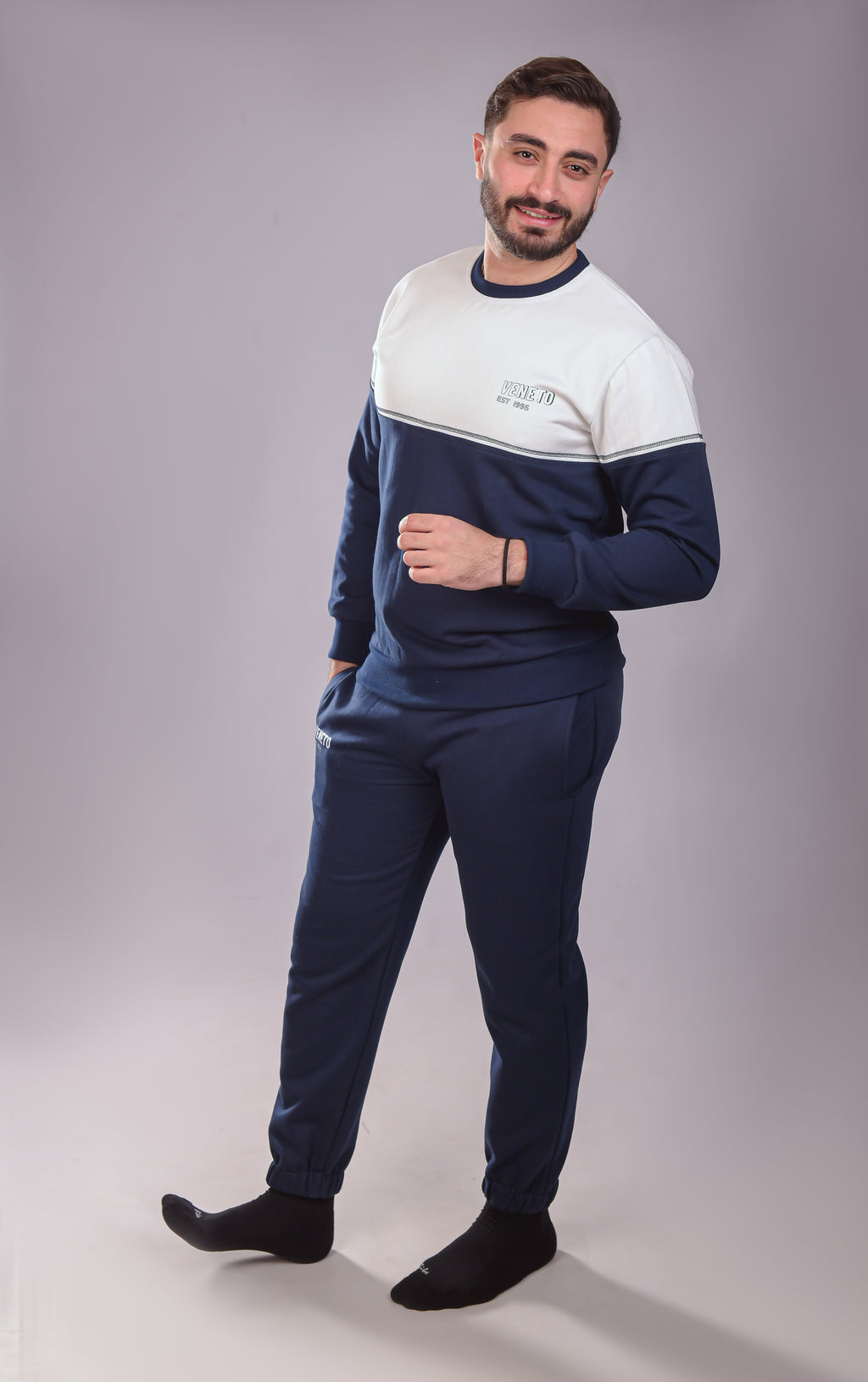 طقم بيجامة مريح باللون الأسود