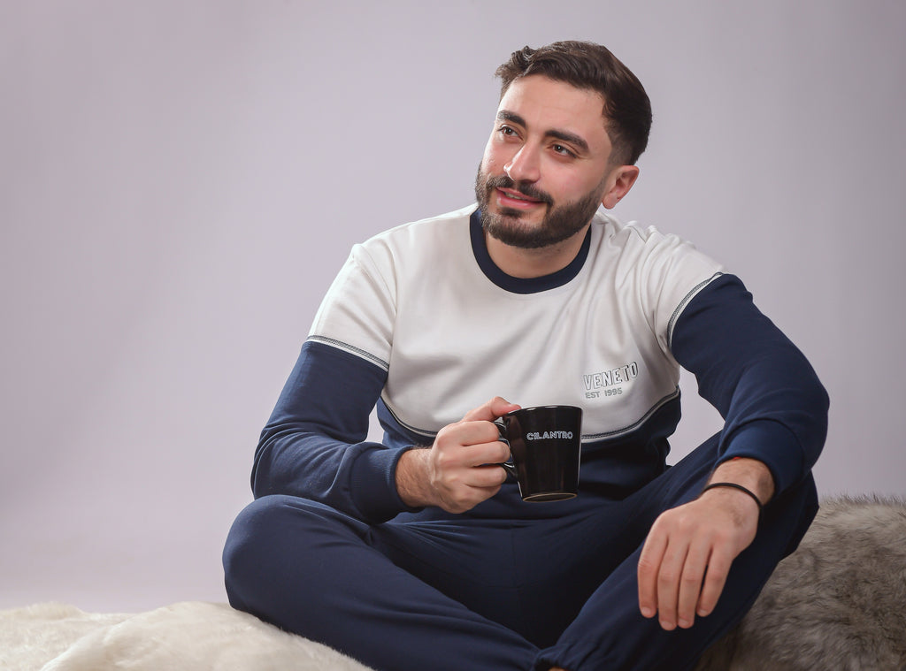 طقم بيجامة مريح باللون الأسود