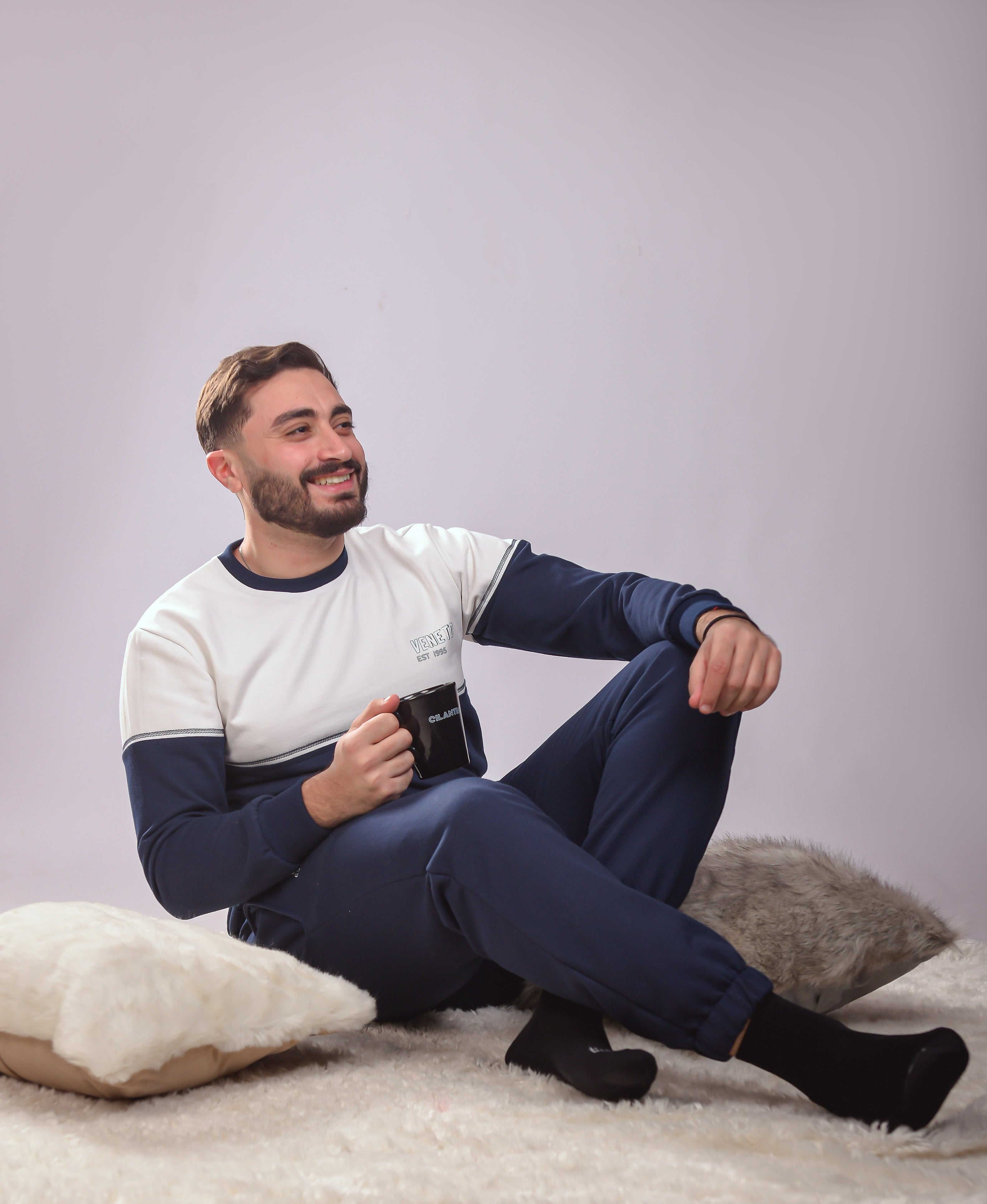 طقم بيجامة مريح باللون الأسود