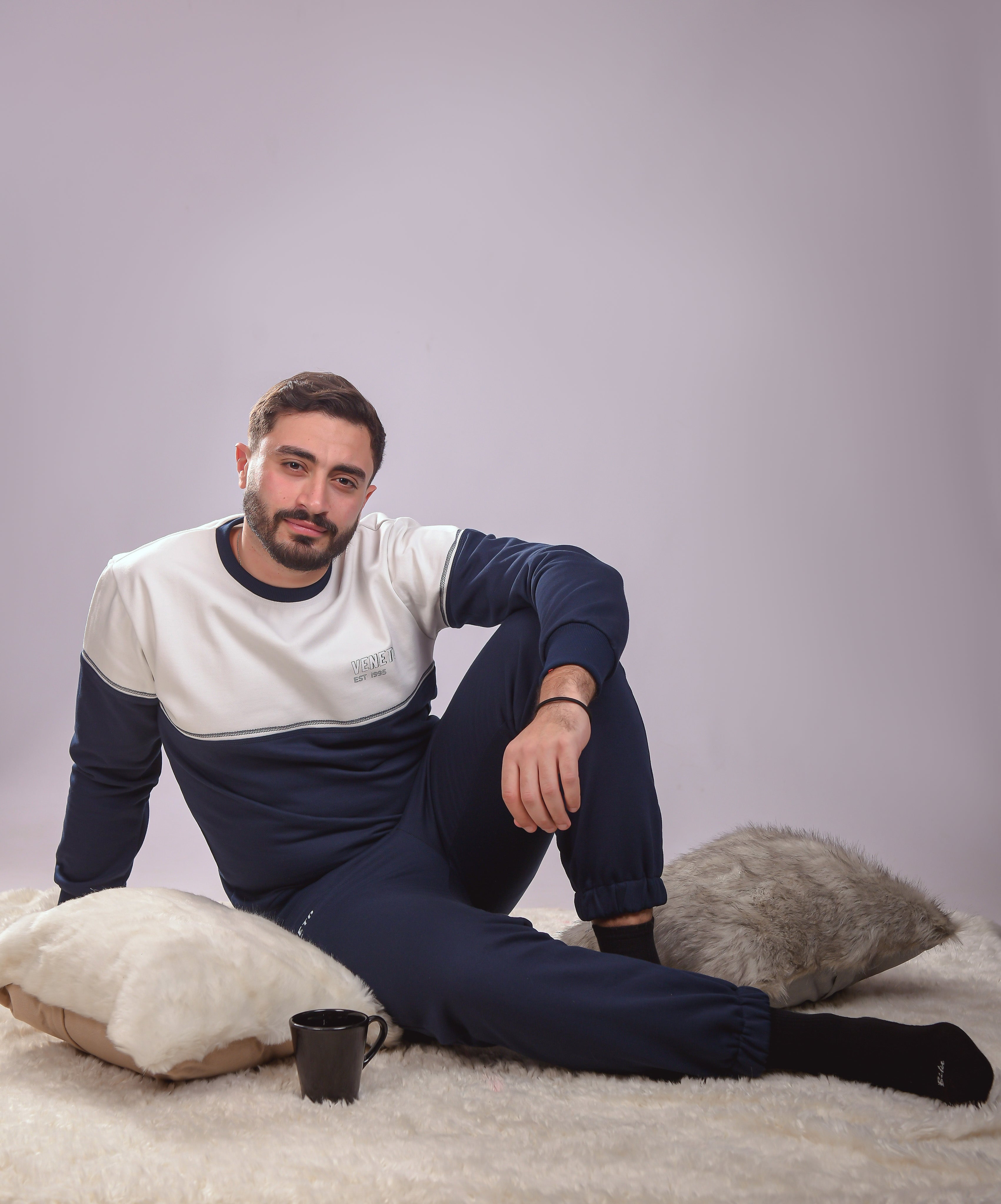 طقم بيجامة مريح باللون الأسود