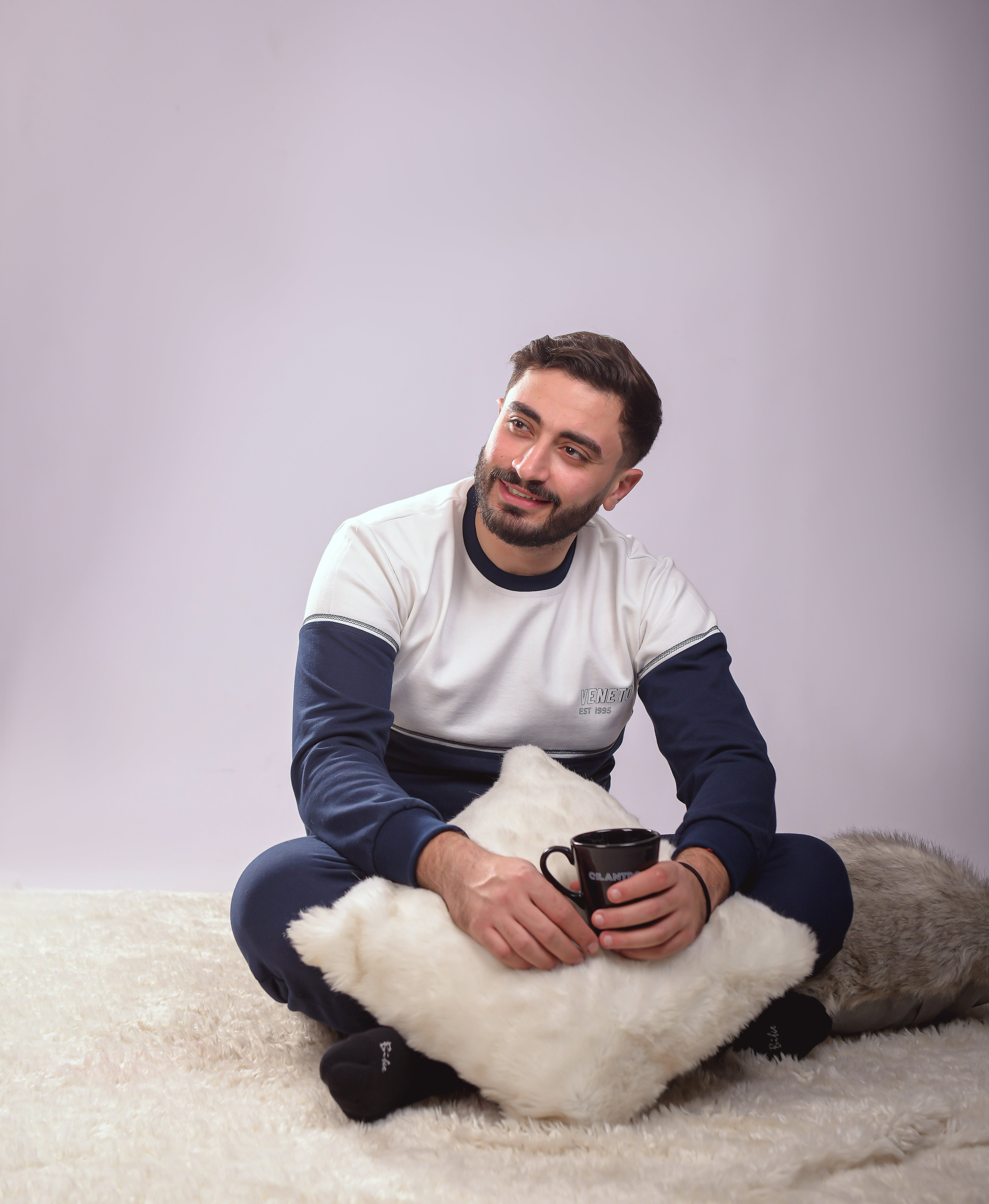 طقم بيجامة مريح باللون الأسود