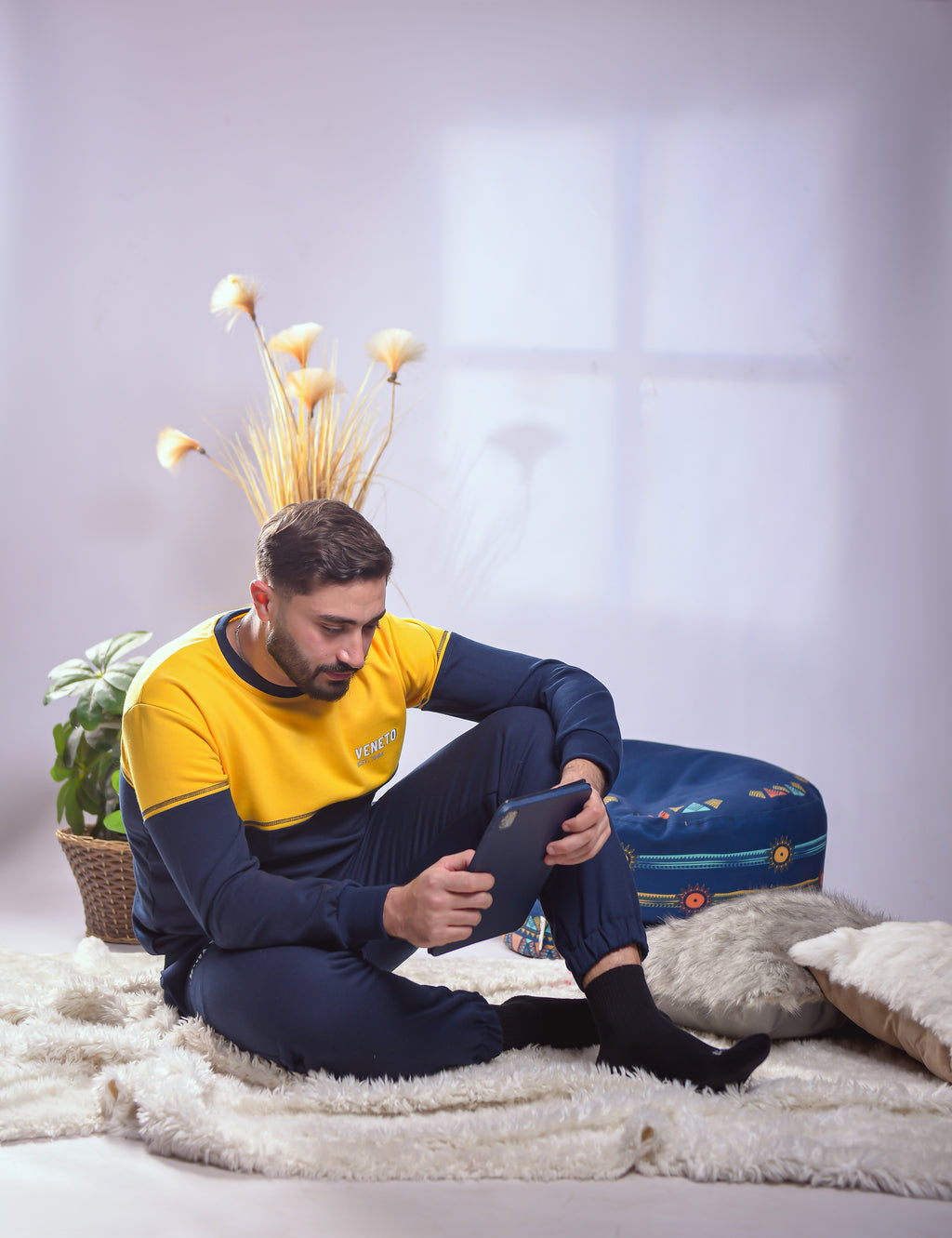 طقم بيجامة مريح باللون الأسود