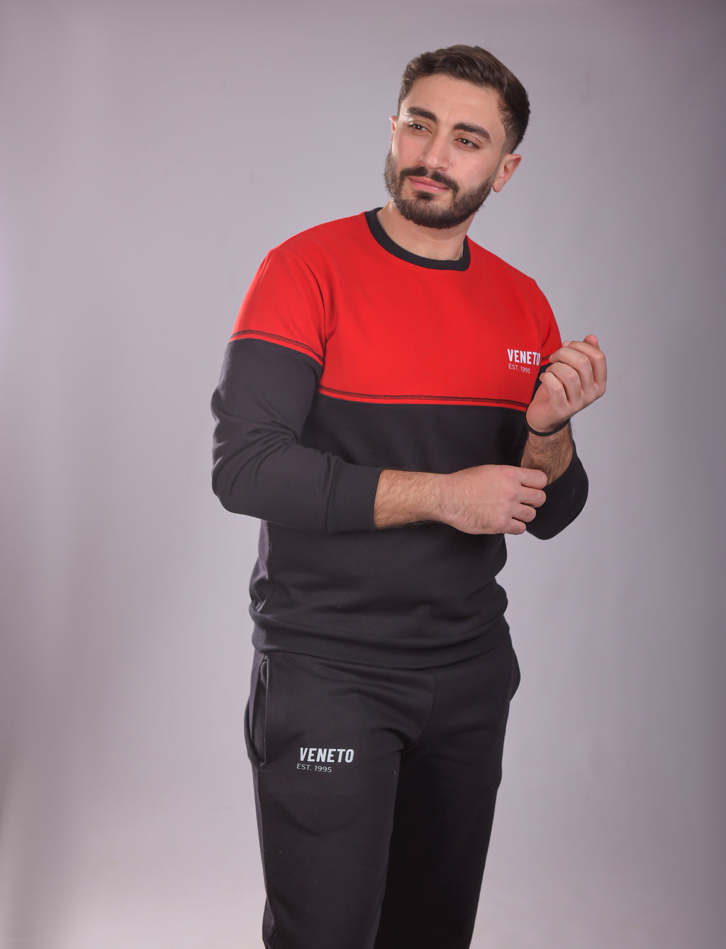 طقم بيجامة مريح باللون الأسود