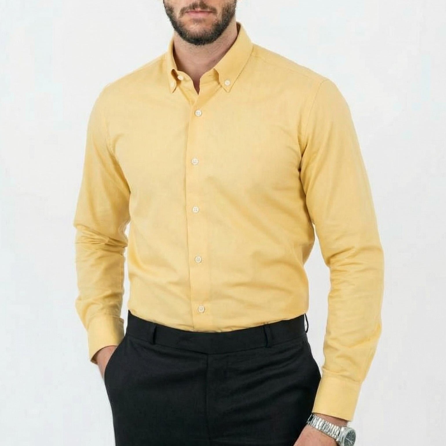 قميص أبيض بأكمام طويلة