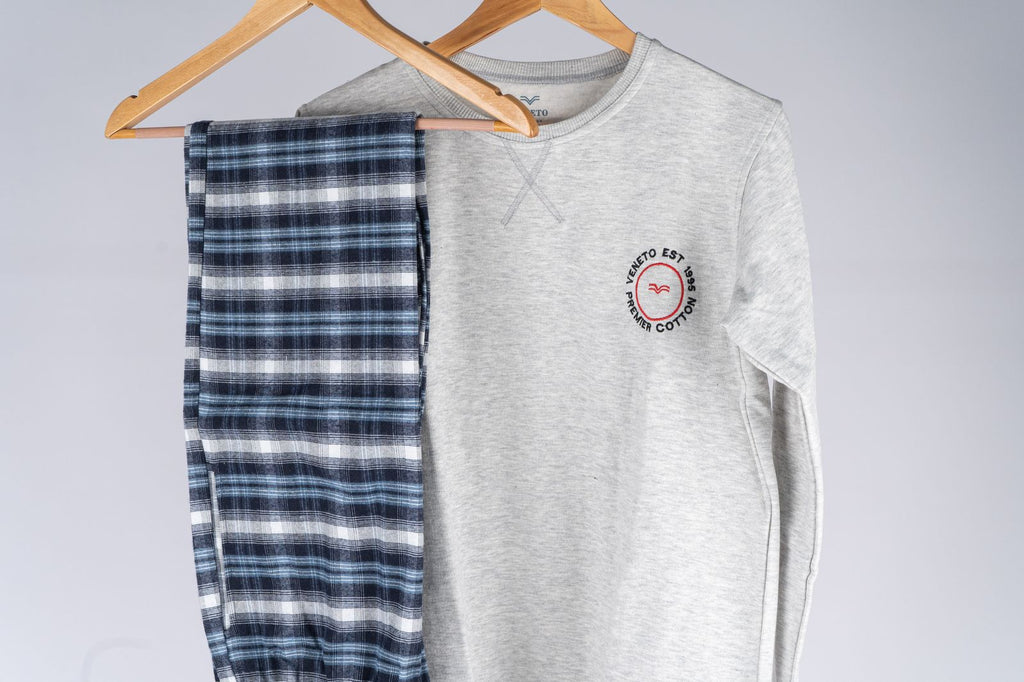 طقم بيجامة مريح باللون الرمادي الفاتح