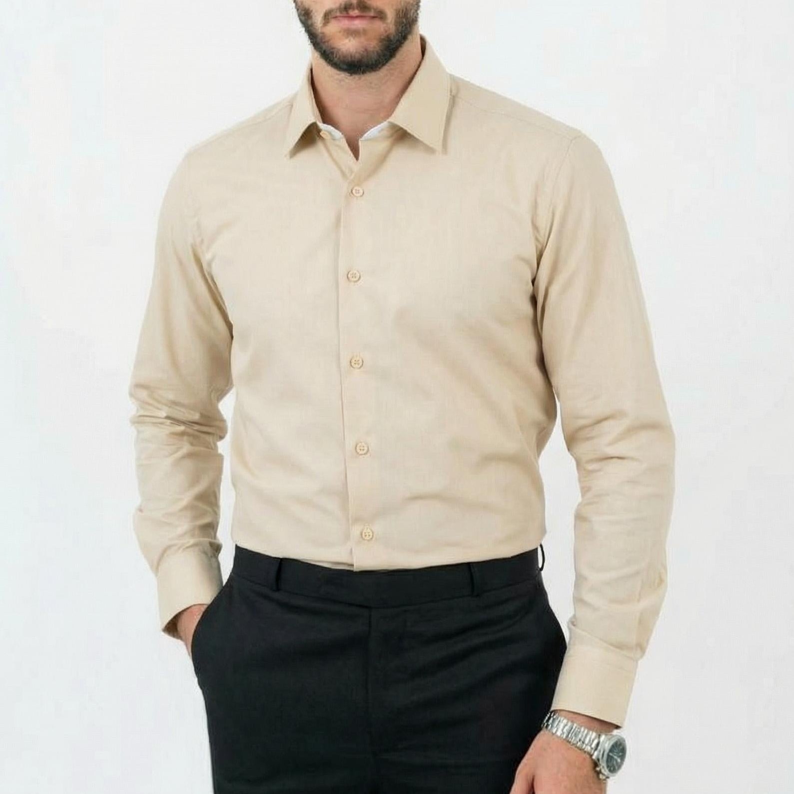 قميص أبيض بأكمام طويلة