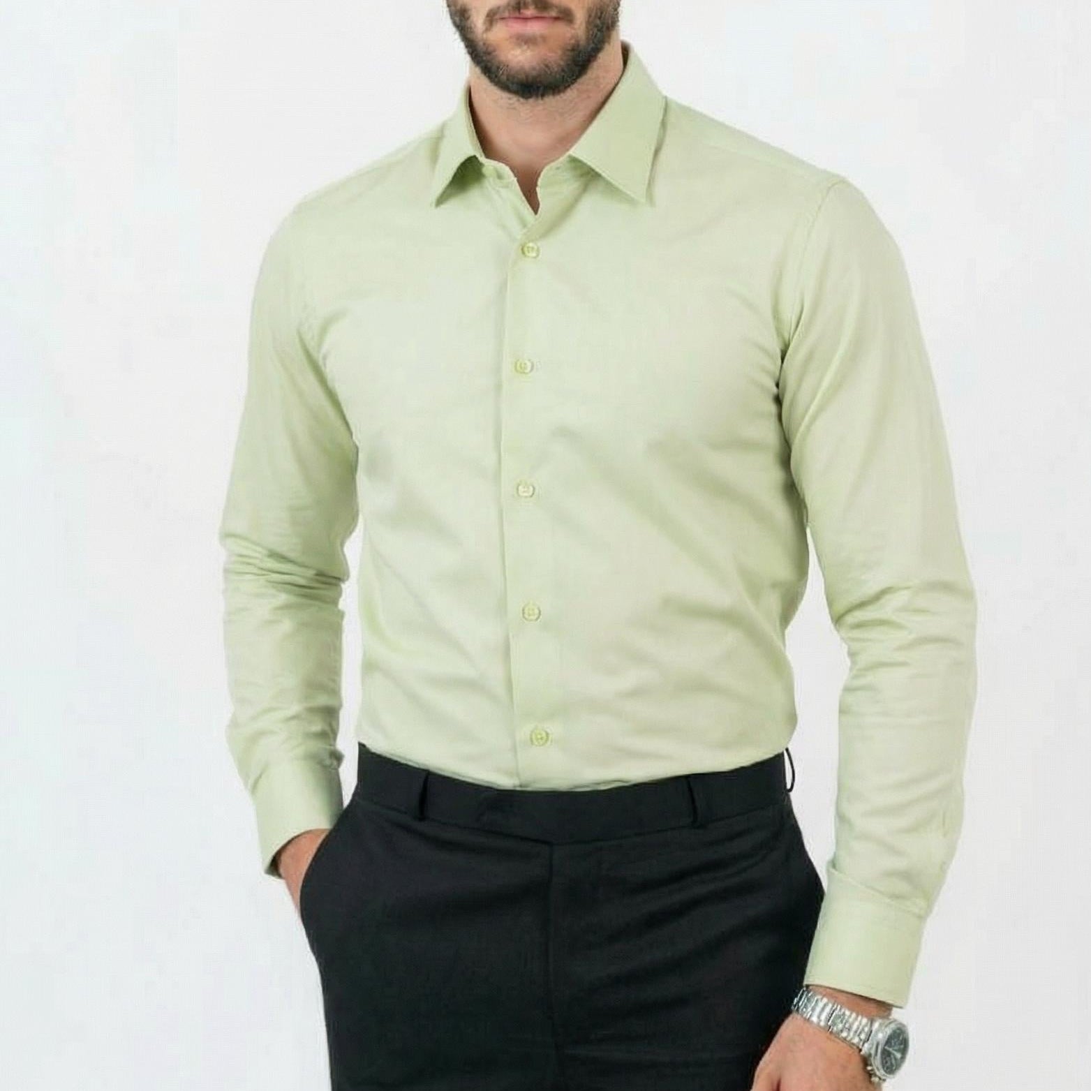 قميص أبيض بأكمام طويلة