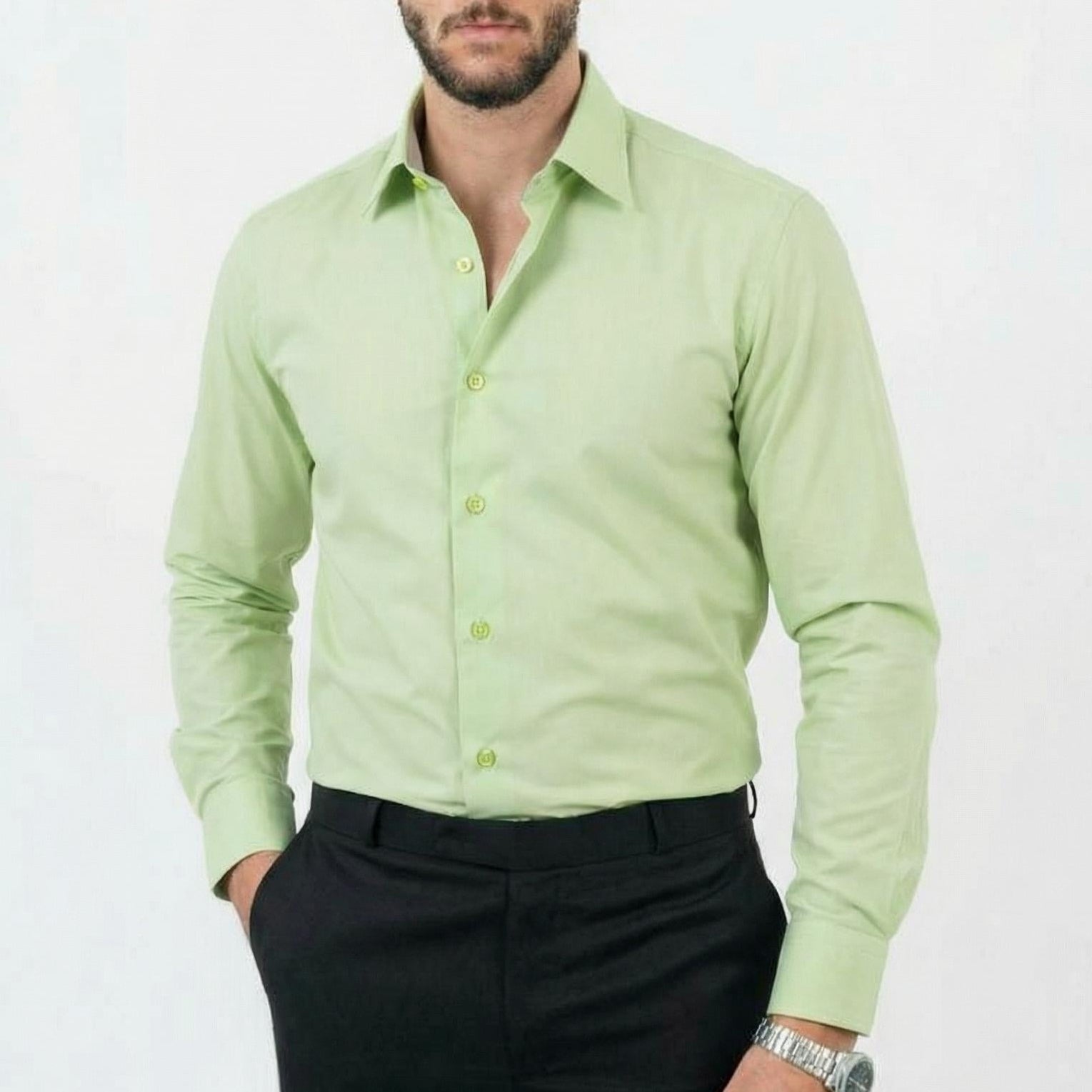 قميص أبيض بأكمام طويلة