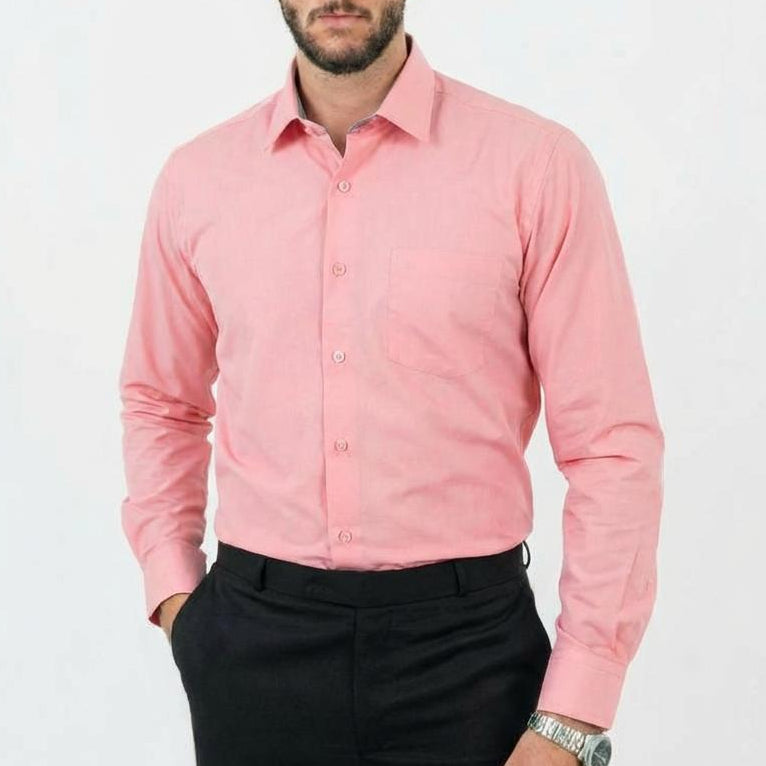 قميص أبيض بأكمام طويلة