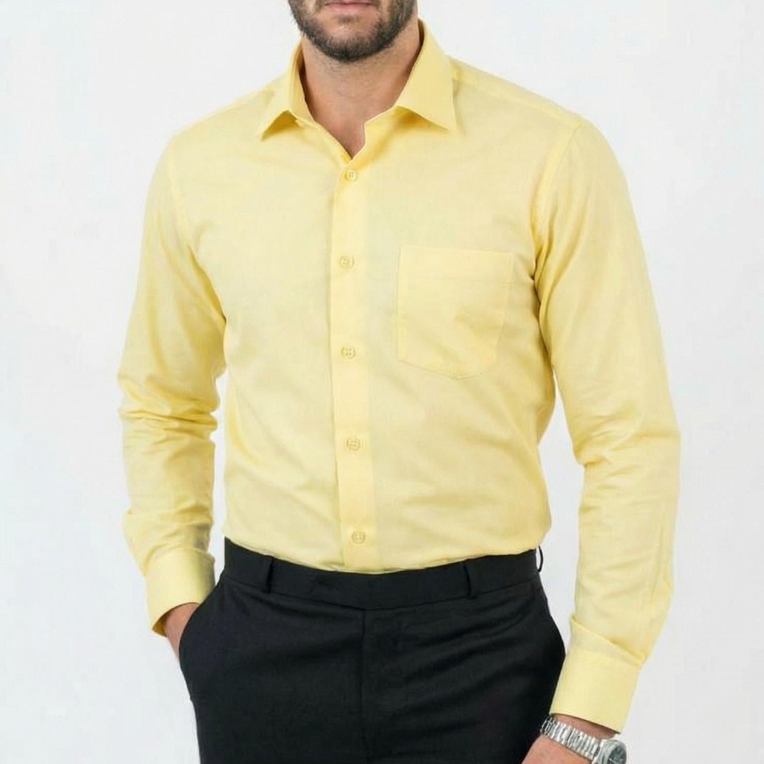 قميص أبيض بأكمام طويلة