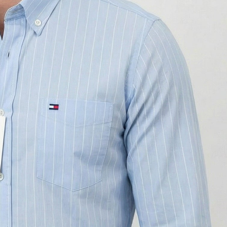 قميص أبيض بأكمام طويلة