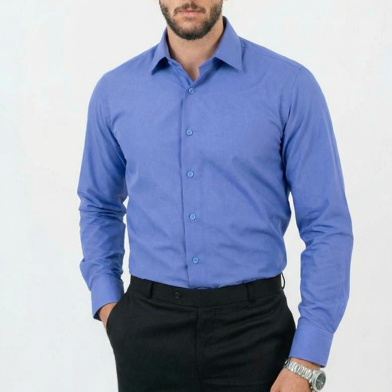 قميص أبيض بأكمام طويلة