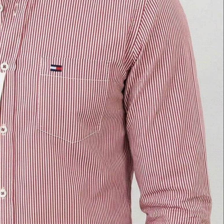 قميص أبيض بأكمام طويلة