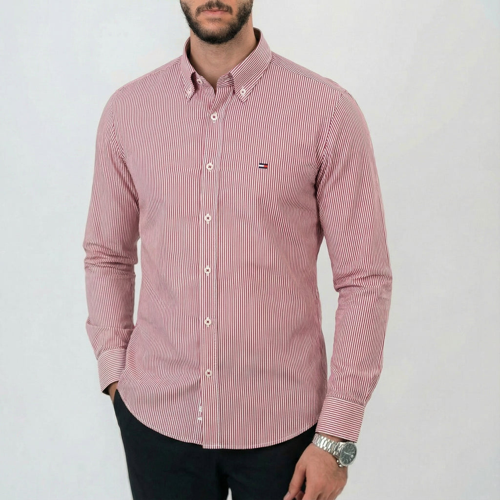 قميص أبيض بأكمام طويلة