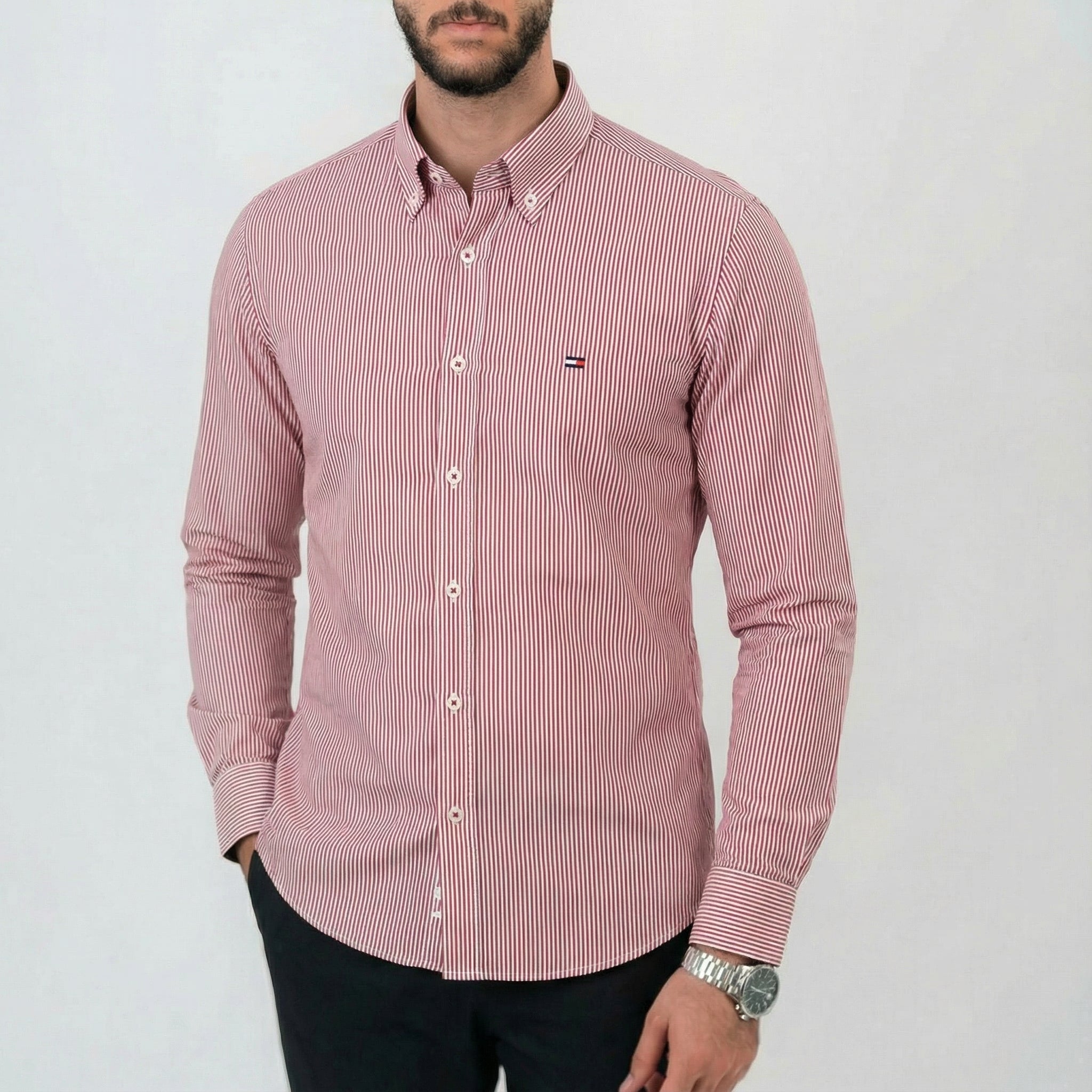 قميص أبيض بأكمام طويلة